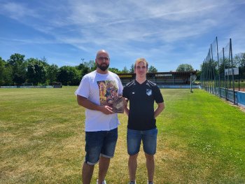 Jubilar Albert Yapiciyan (li.) mit Vorstand Florian Wiesneth (re.)