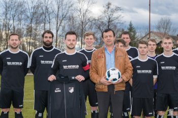 Ballspende von Kostas Boumakis an die erste Mannschaft des Glückauf Auerbach