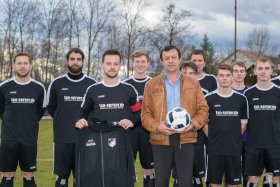 Ballspende von Kostas Boumakis an die erste Mannschaft des Glückauf Auerbach