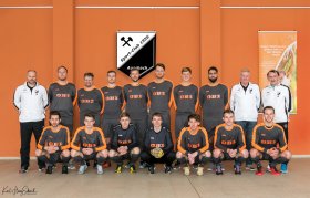 Die 1.Mannschaft des SC Glückauf Auerbach bedankt sich recht herzlich für den neuen Trikotsatz, gespendet von OBI-Markt aus Pegnitz. Stehend von li: Thomas Braun, Bastian Molzer, Trainer Jürgen Kruse, Moritz Molzer, Patrick Becker, Marco Brüttinger, Dominik Schleinitz, Albert Yapician, Betreuer Günther Brittinger, Betreuer Erwin Kraus. Vorne von li: Fehmi Aljaat, Michael Pepiuk, Kai Schuster, Florian Wiesneth, Mirko Looshorn, Stephan Wiesneth, Tim Gebhart